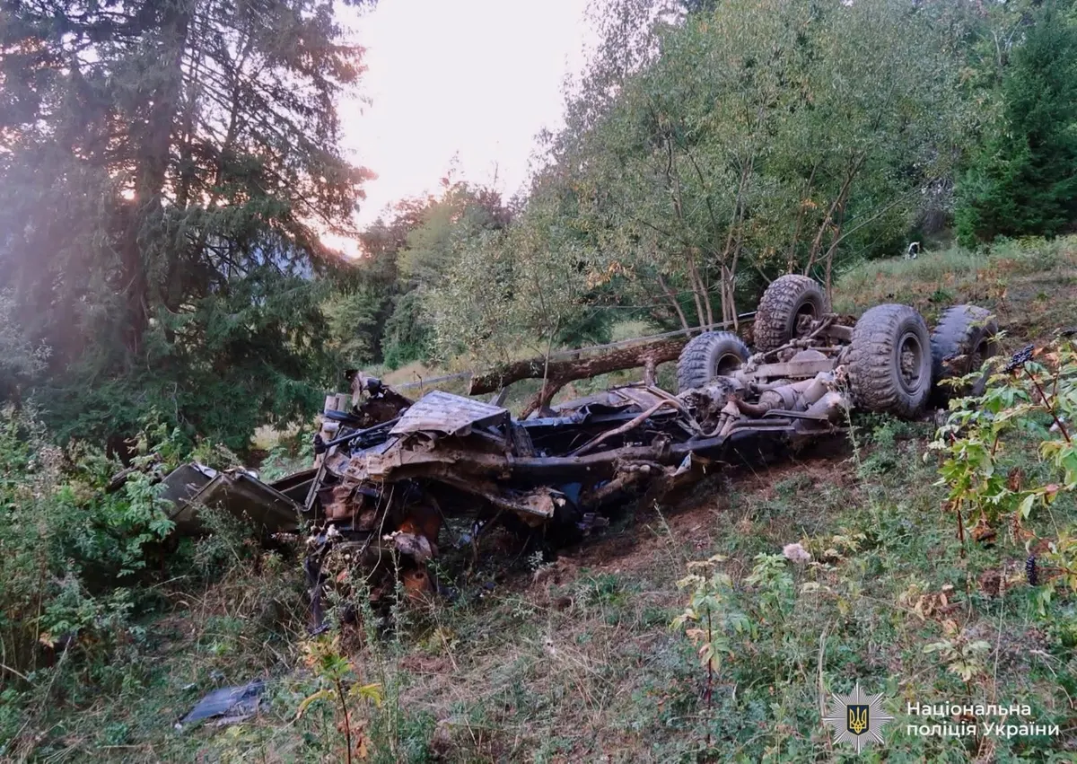 На Верховинщині вантажівка з двома дітьми в салоні покотилася зі схилу