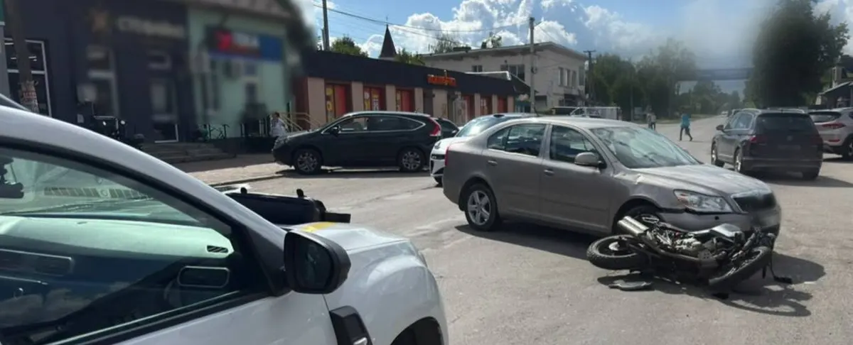 У Лисці мотоцикл зіткнувся з легковиком: 18-річного керманича госпіталізували