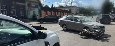 У Лисці мотоцикл зіткнувся з легковиком: 18-річного керманича госпіталізували