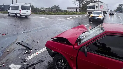 У Франківську на Калуському шосе зіткнулися Sprinter і ВАЗ: четверо травмованих