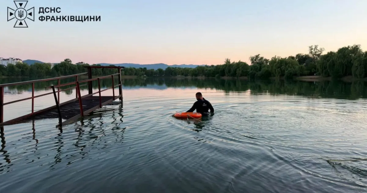 У Надвірній на міському озері втопився чоловік