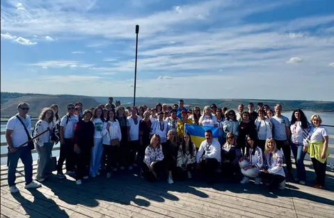 Медики франківської МКЛ №1 зробили спільне фото у вишиванках на Бакоті