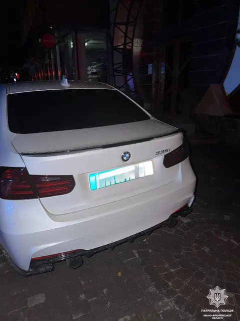 У Франківську юний водій BMW їхав тротуаром із 1,2 проміле алкоголю