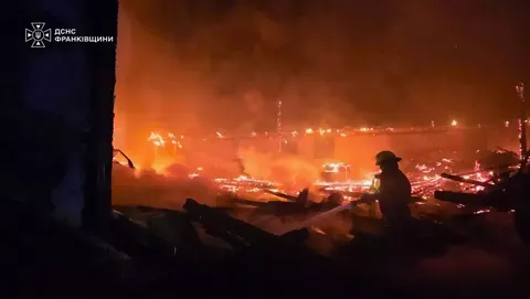 У Надвірній рятувальники ліквідували масштабну пожежу на складі