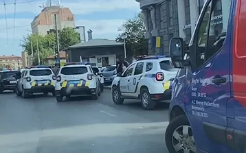 У Франківську зупинили ВАЗ із розбитим склом: водій виявився у розшуку