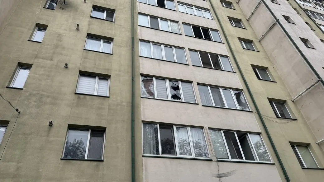 Атака на Івано-Франківськ: у багатоповерхівці на Деповській вибито 15 вікон, люди подають заяви на компенсацію