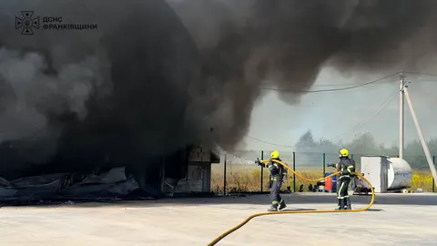 У Чукалівці рятувальники за годину загасили пожежу в ангарі