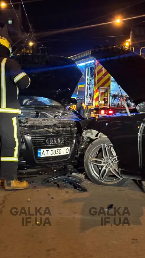 У Франківську на Незалежності зіткнулися Mercedes і Audi: двоє травмованих