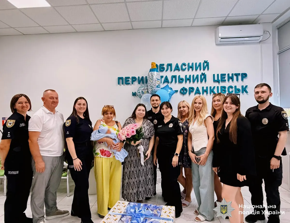 У Франківську поліцейські привітали колегу з народженням сина, названого на честь загиблого батька