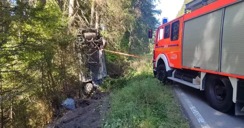 У Вигоді автівка перекинулася в кюветі: рятувальники деблокували трьох людей