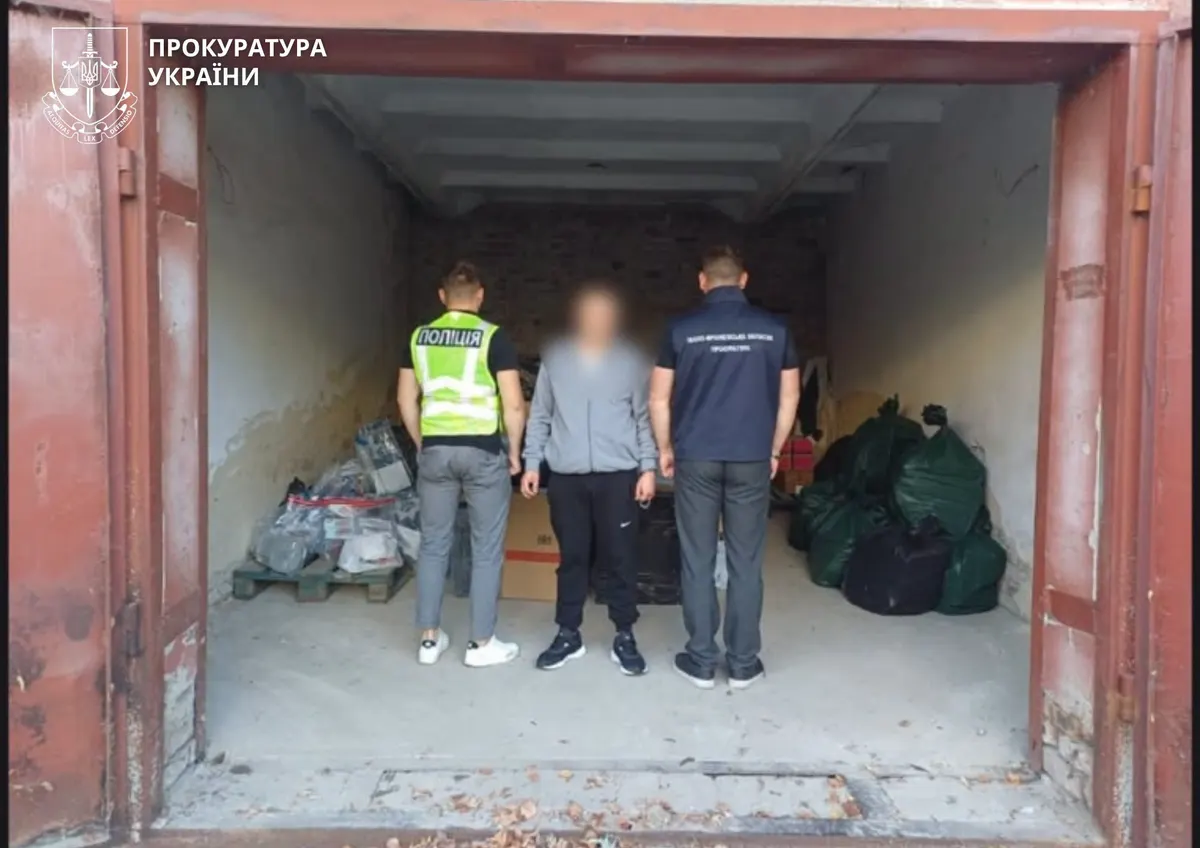 На Прикарпатті затримали калушанина за продаж сигарет, спирту та перероблених пістолетів