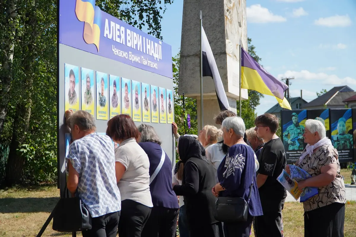 У Старому Лисці відкрили алею пам’яті на честь 16 зниклих безвісти воїнів