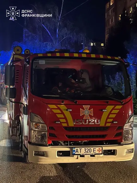 У Франківську вогнеборці врятували двох людей із палаючої багатоповерхівки
