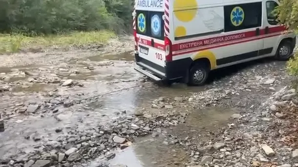 На Івано-Франківщині рятувальники витягнули «швидку» з ґрунтової дороги
