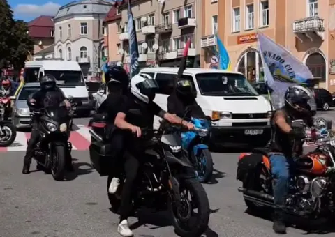На Прикарпатті автомотопробіг нагадав про полонених і зниклих безвісти
