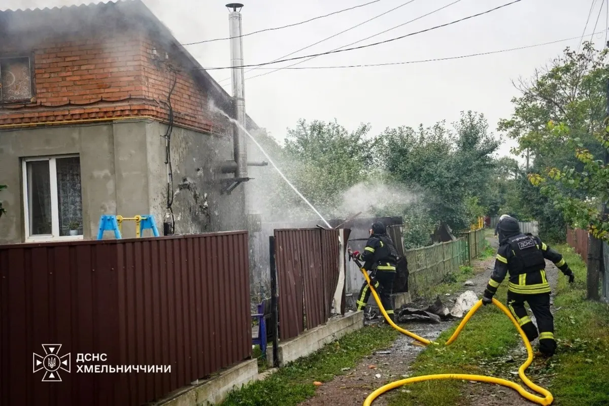 Атака на Хмельниччині: пожежі в будинку та на підприємстві, постраждалих немає