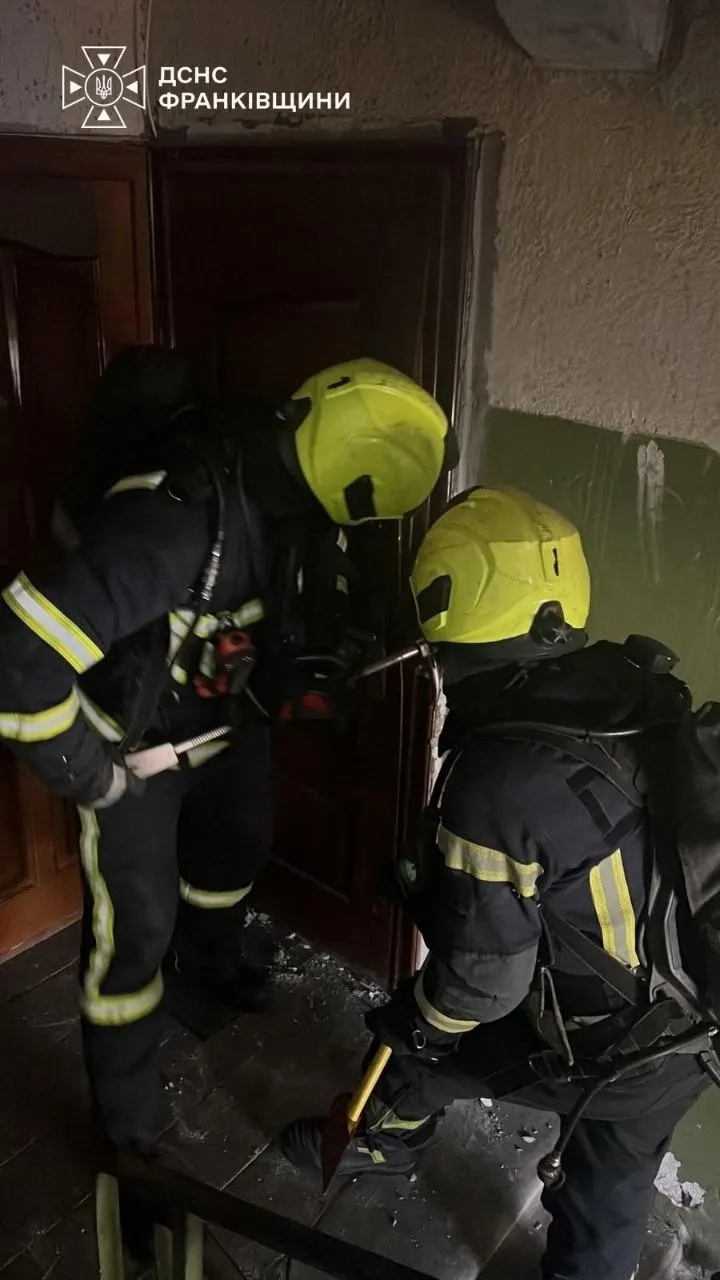 У Франківську на Довженка гасили пожежу в п’ятиповерхівці: евакуювали чотирьох людей