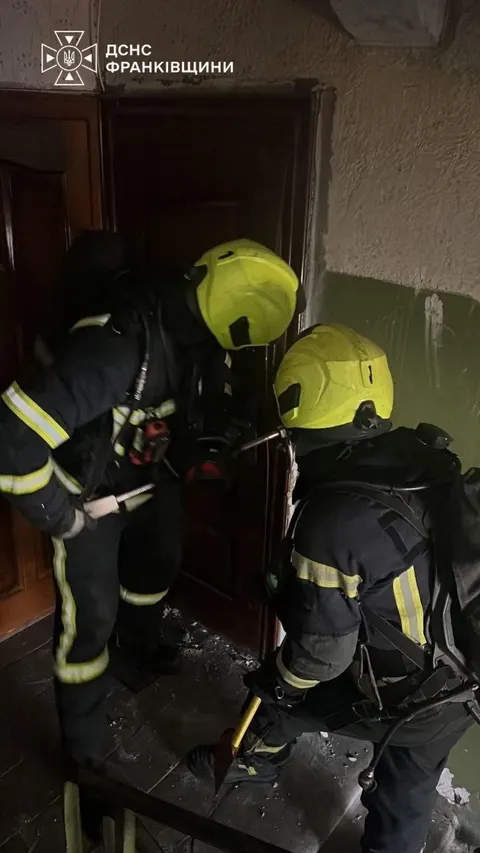 У Франківську на Довженка гасили пожежу в п’ятиповерхівці: евакуювали чотирьох л