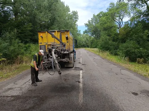 На дорозі Калуш–Бурштин ліквідовують аварійну ямковість
