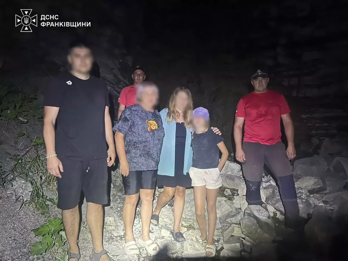 Карпати: рятувальники допомогли трьом туристкам за один вечір