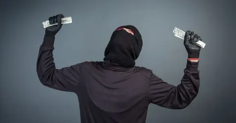 У Франківську засуджено чоловіка за крадіжку та напад на військового