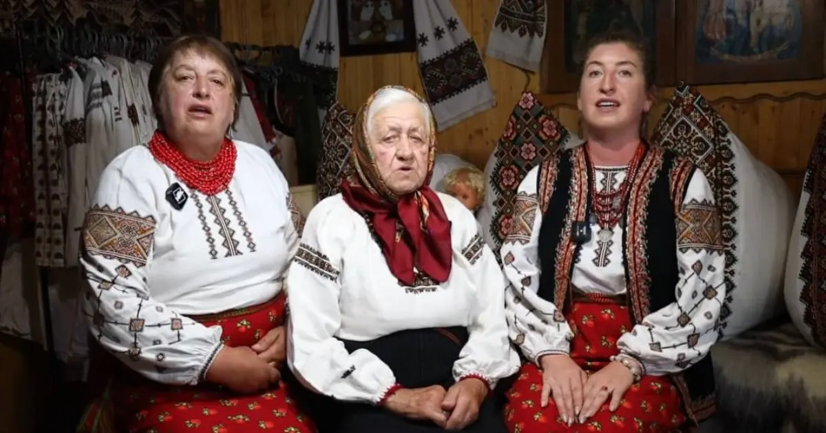 85-річна бабуся Марічка з Косівщини стала зіркою TikTok із родинним тріо