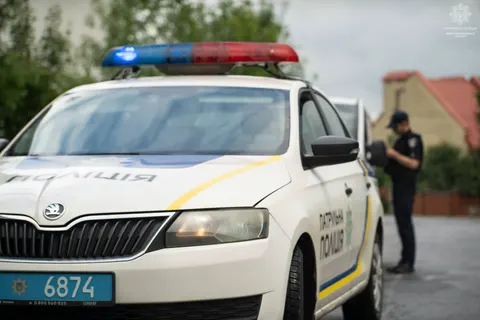 В Івано-Франківську водій Jeep пошкодив припарковане авто та дерева