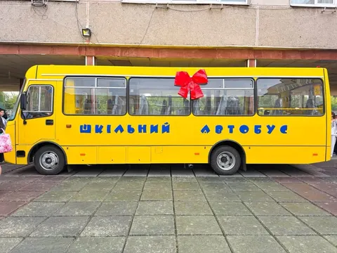 Прикарпатські громади отримали шість нових шкільних автобусів